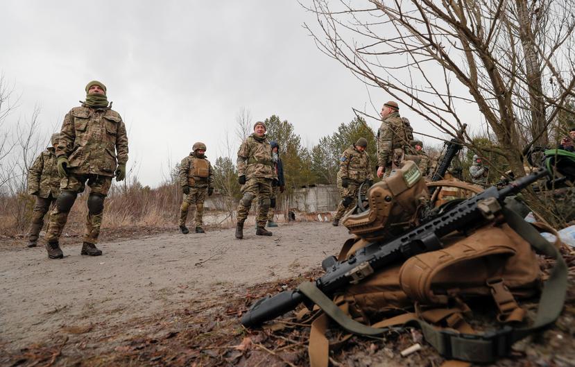 Reservistas de Ucrania este sábado en maniobras militares cerca de Kiev.