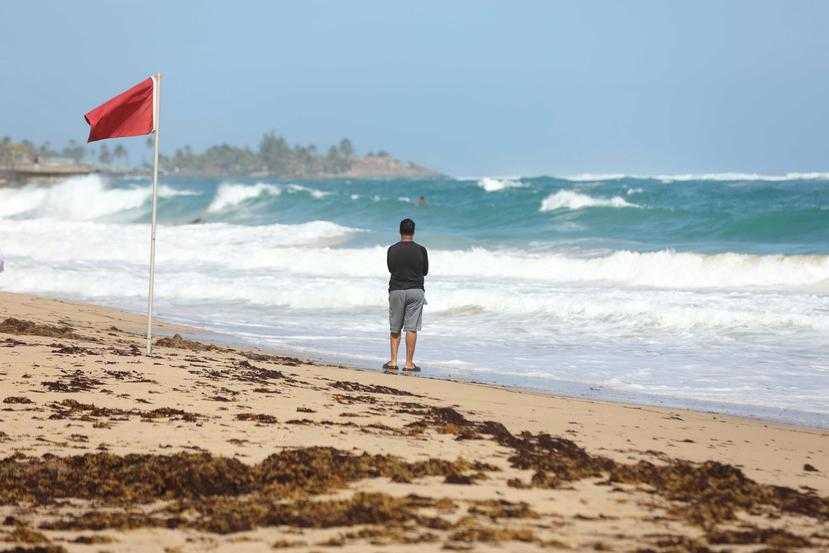 Foto tomada durante evento de fuerte marejada que afecta a Puerto Rico, desde la playa en Condado.