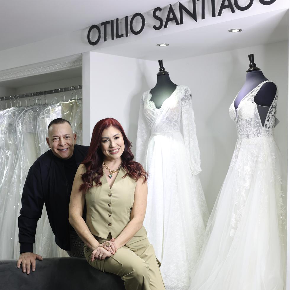 Para el evento nupcial, a cargo de la diseñadora de bodas y eventos especiales Edna Aubray, Droz Serrano lucirá dos vestidos de la boutique Novias Otilio Santiago. 