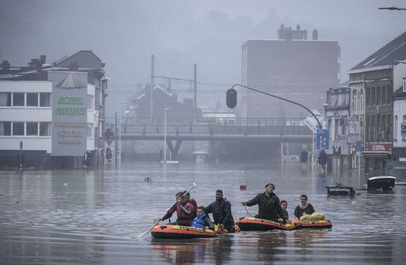 Residentes usan balsas inflables para navegar la crecida luego que el río Meuse se desbordó debido a fuertes aguaceros en Lieja, Bélgica, el 15 de julio del 2021.  (AP Foto/Valentin Bianchi)