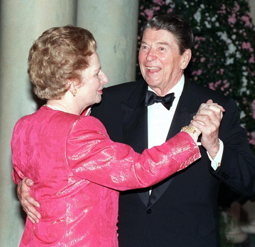 La década de los 80 comenzó con la presidencia de Ronald Reagan y Margaret Thatcher como primera ministra del Reino Unido, declarando que “la sociedad no existe” y que por lo tanto ya no hay que preocuparse por la misma, de acuerdo con Gabriel Moreno.