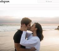 Demi Lovato y Max Ehrinch en una imagen que han compartido para anunciar su compromiso en las redes sociales.