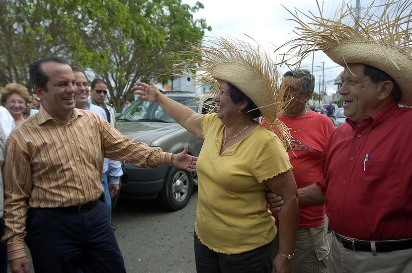 El fenecido exalcalde de Las Marías Adrián Heriberto Acevedo y su sobrina saludan al exgobernador Aníbal Acevedo Vilá. (GFR Media)