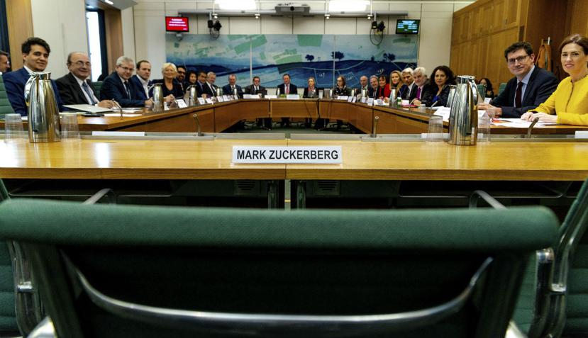 Un grupo de parlamentarios de distintos países se reúnen y destacan el asiento vacío que habían reservado para Mark Zuckerberg (AP).