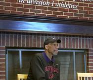 En esta foto del 29 de octubre de 2016, el ex jugador de la NBA Kareem Abdul-Jabbar habla en Harvard. El retirado atleta reveló el miércoles que padeció cáncer de próstata en un artículo que escribió sobre los riesgos de salud que enfrentan las personas de raza negra.