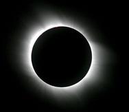 Para observar un eclipse hace falta un lugar con buena visibilidad, que no haya nubes, y proteger los ojos con unas gafas adecuadas. (EFE)
