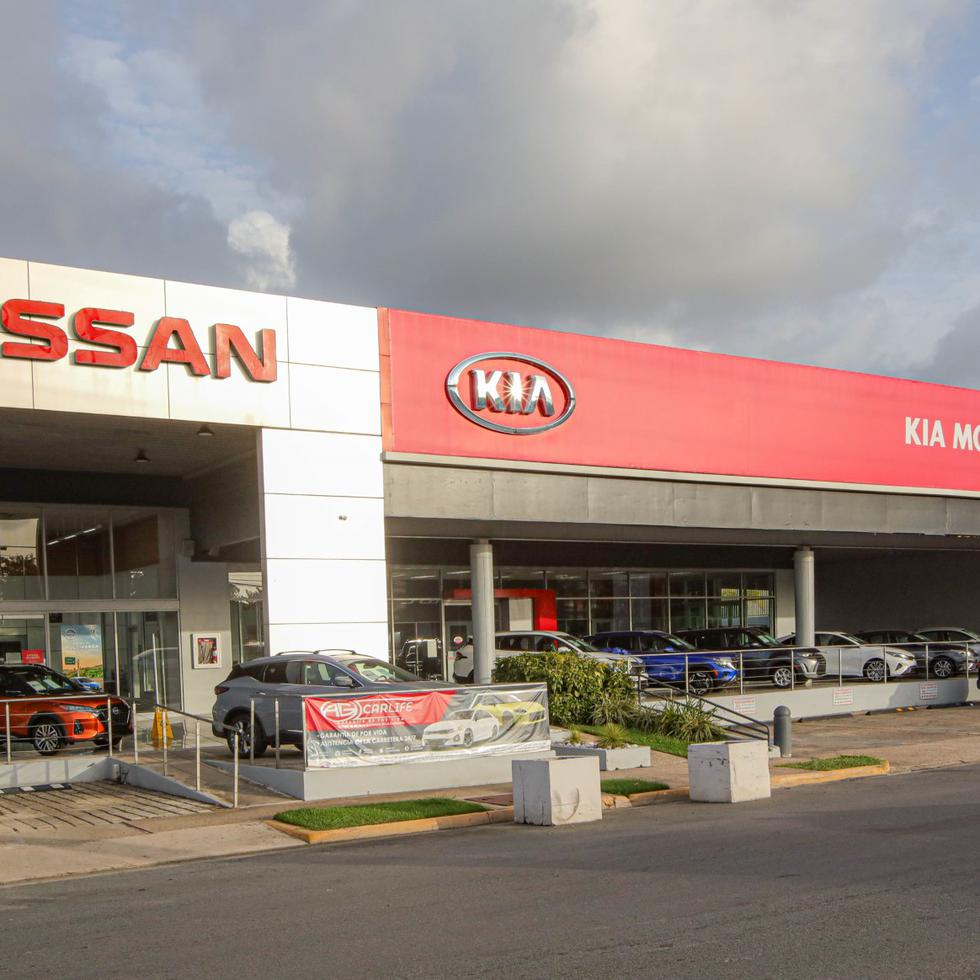 La transacción incluyó el inventario de autos usados de los tres concesionarios. En la foto, los concesionarios Kia y Nissan de AutoGrupo localizados en la avenida Kennedy, en San Juan.