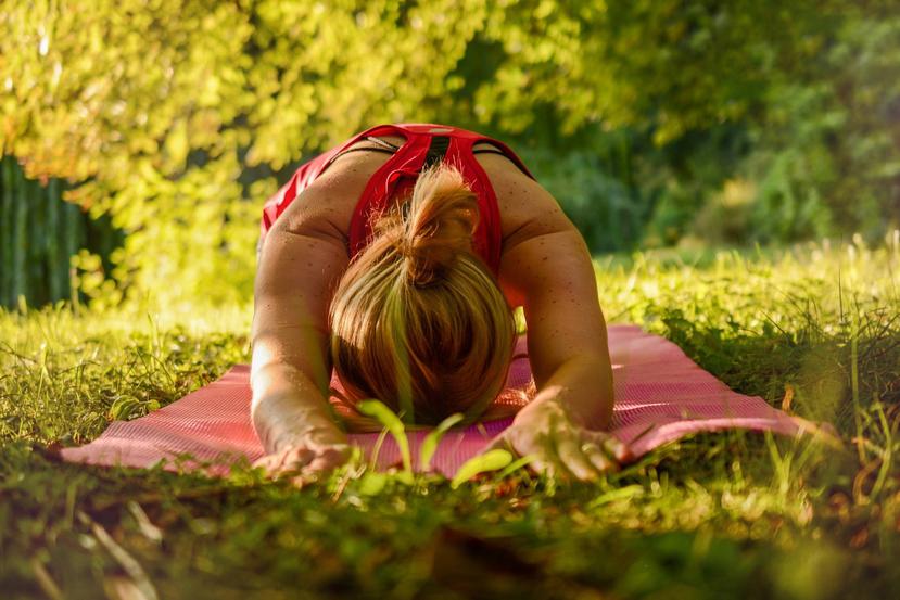 Hacer yoga puede ayudar a combatir la ansiedad, aseguran varios estudios. (Pixabay)