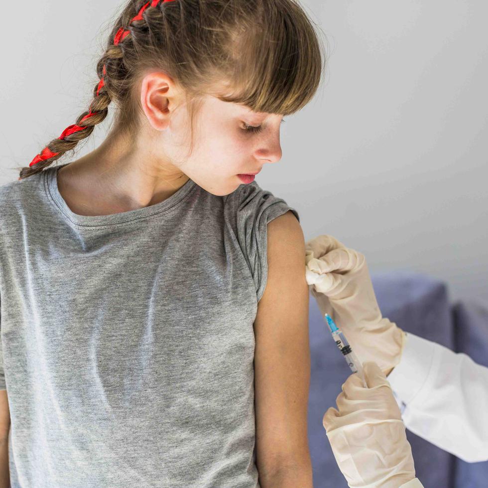 Todavía se desconoce qué tan bien funciona la vacuna contra la influenza en los niños, pero se recomienda la vacunación. (Freepik)