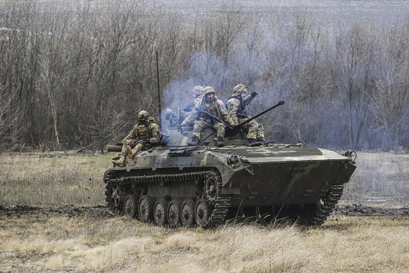 Soldados ucranianos se sientan encima de un tanque APC durante un entrenamiento de combate en la región de Zaporizhzhia, Ucrania.