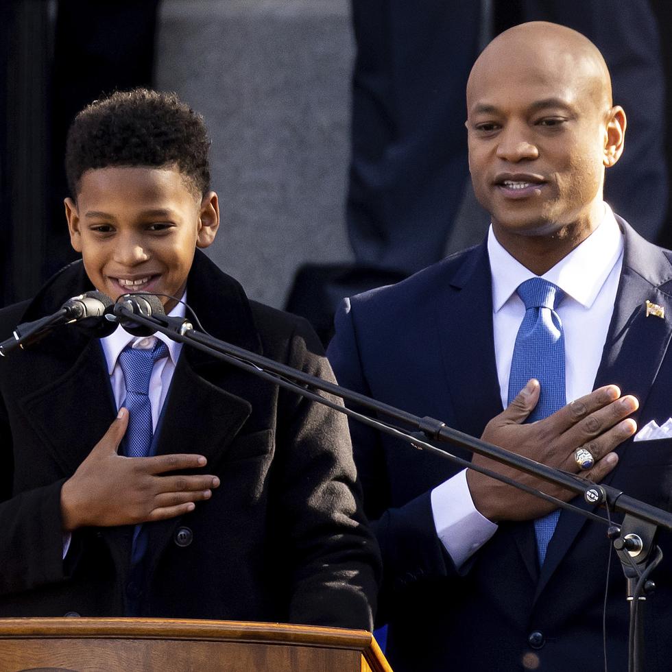 El gobernador de Maryland Wes Moore y su hijo James recitan el juramento de lealtad y servicio a la bandera de Estados Unidos durante la ceremonia de juramentación de Moore, el miércoles 18 de enero de 2023 en Annapolis, Maryland.