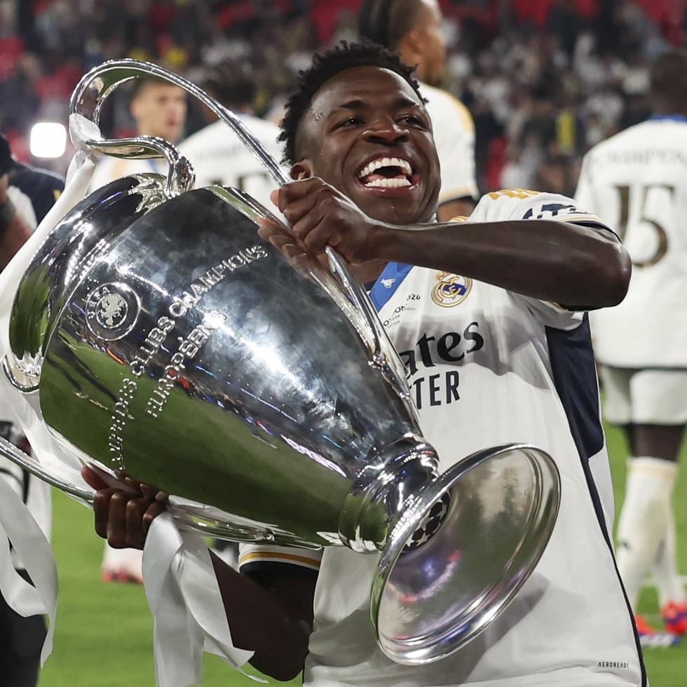 Vinicius Junior, del Real Madrid, celebra con el trofeo tras la victoria ante Borussia Dortmund en la final de la Liga de Campeones.