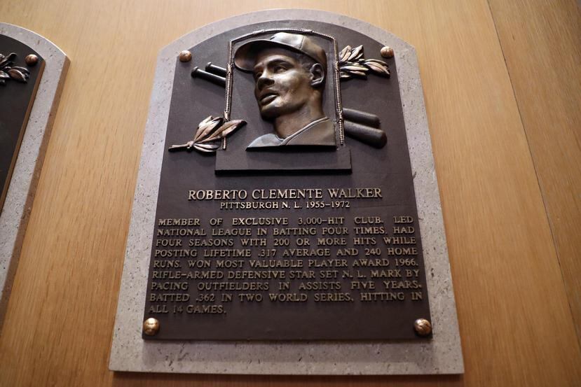 La placa de Roberto Clemente en el Salón de la Fama del béisbol en Cooperstown, Nueva York. (GFR Media)