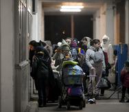 Mujeres y niños de Ucrania esperan para ingresar a Rumanía en la frontera rumano-ucraniana, en Siret, Rumanía.