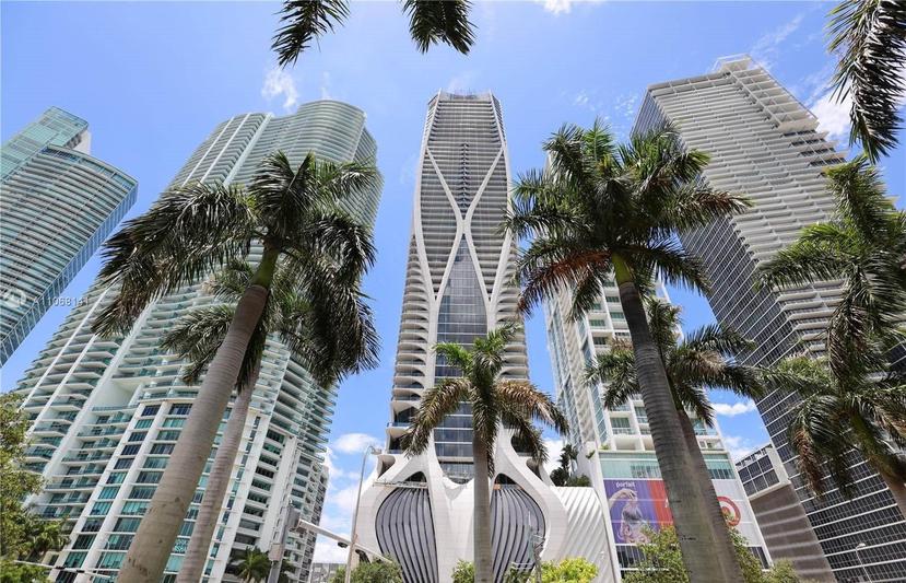 Fotografía cedida por Prestige Realty Group donde se muestra el edificio One Thousand Museum, único edificio diseñado en Miami por la famosa arquitecta angloiraquí Zaha Hadid, donde el cantante Nicky Jam compró por 6 millones de dólares un lujoso apartamento. EFE/Prestige Realty Group
