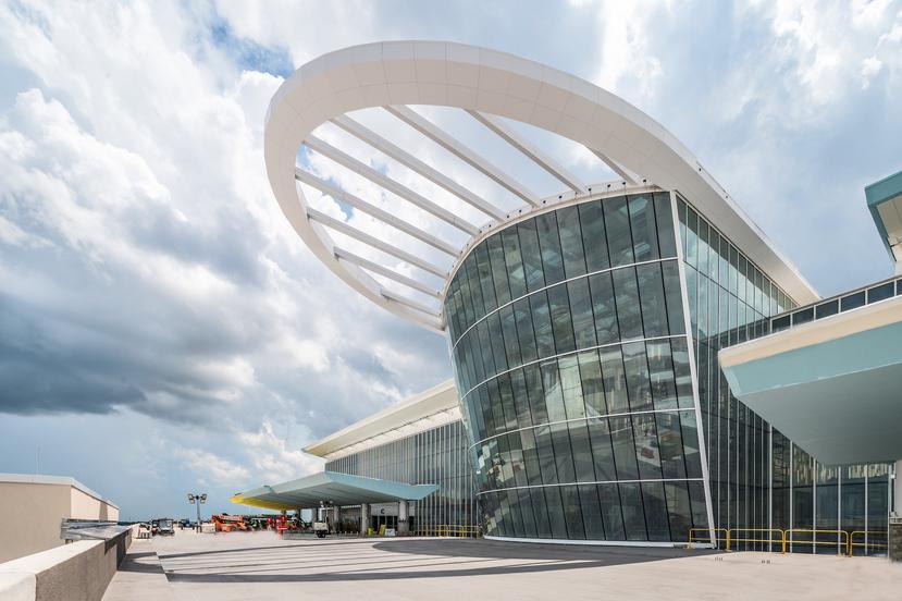 Fachada exterior del Terminal C del Aeropuerto Internacional de Orlando, en Florida.