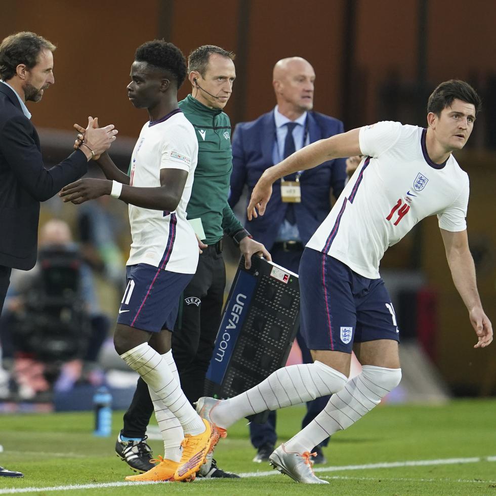 El técnico de Inglaterra Gareth Southgate (izquierda) saluda a Bukayo Saka tras ser una sustitución durante el partido contra Hungría en la Liga de Naciones de la UEFA.