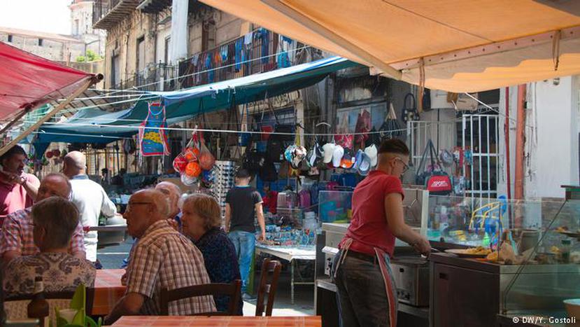 Muchos de los comerciantes son inmigrantes provenientes de Bangladesh y Túnez, que viven desde hace mucho tiempo en Italia. (DW / Ylenia Gostoli)