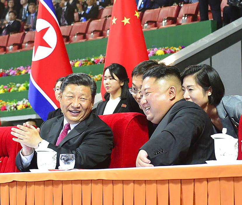 El líder norcoreano, Kim Jong-un (derecha), y el presidente chino, Xi Jinping (izquierda), durante una exhibición de gimnasia en un estadio en Pyongyang, Corea del Norte. (AP)