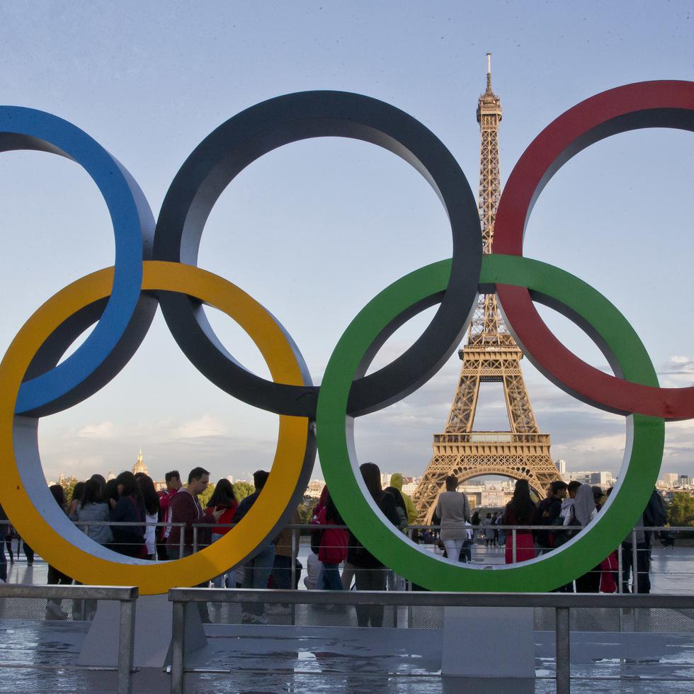 Los aros olímpicos se muestran en París.