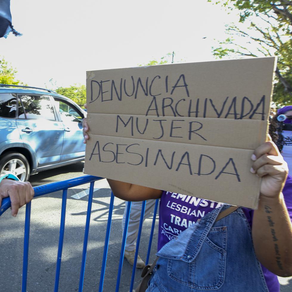 "Denuncia archivada, mujer asesinada", lee un cartel en una manifestación frente al Cuartel General en Hato Rey.
