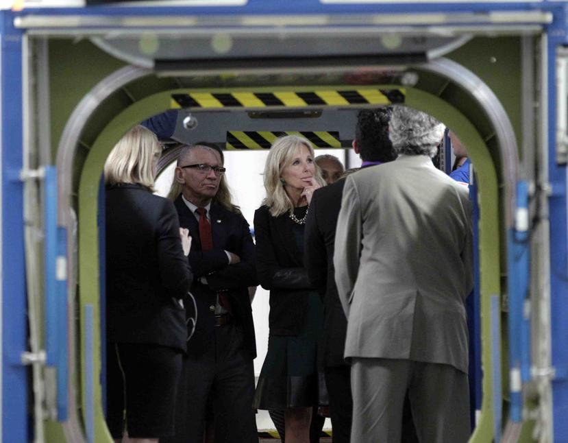 Charles Bolden, director de la NASA, y Jill Biden, esposa del vicepresidente de Estados Unidos Joe Biden, recorren una réplica de la Estación Espacial Internacional en el Johnson Space Center en Houston, Texas. (James Nielsen / Houston Chronicle vía AP)
