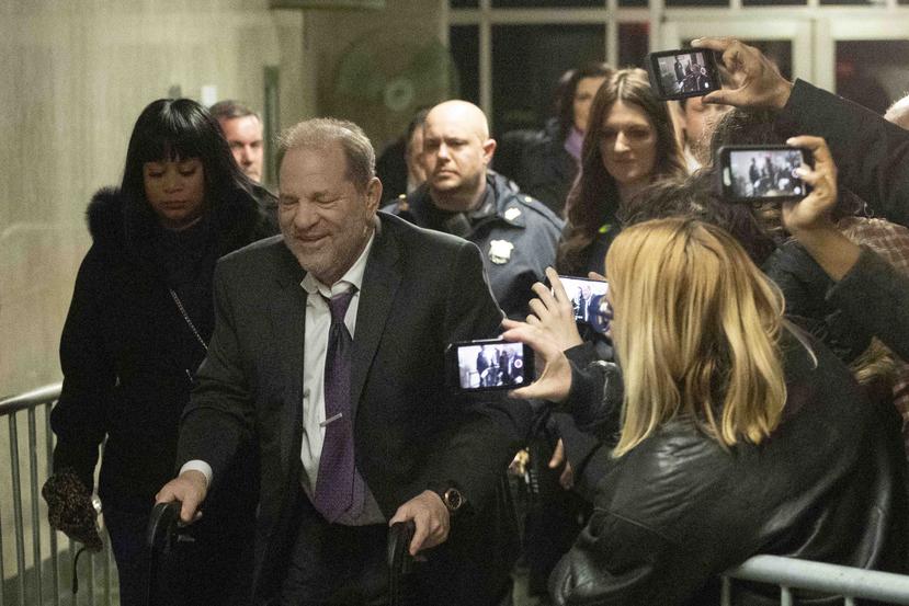 Harvey Weinstein al salir de su juicio. (AP/Mark Lennihan)