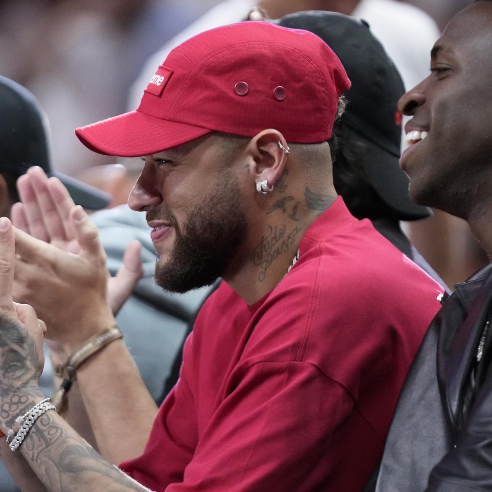 Neymar observa el cuarto partido de las Finales de la NBA entre el Heat de Miami y los Nuggets de Denver, el viernes 9 de junio.