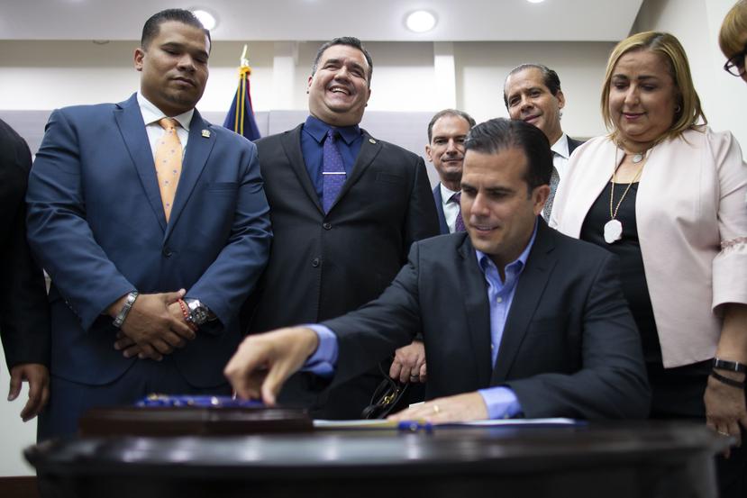 El gobernador Ricardo Rosselló firma el proyecto proyecto 1724 que reduce las multas de $50 a $15 .