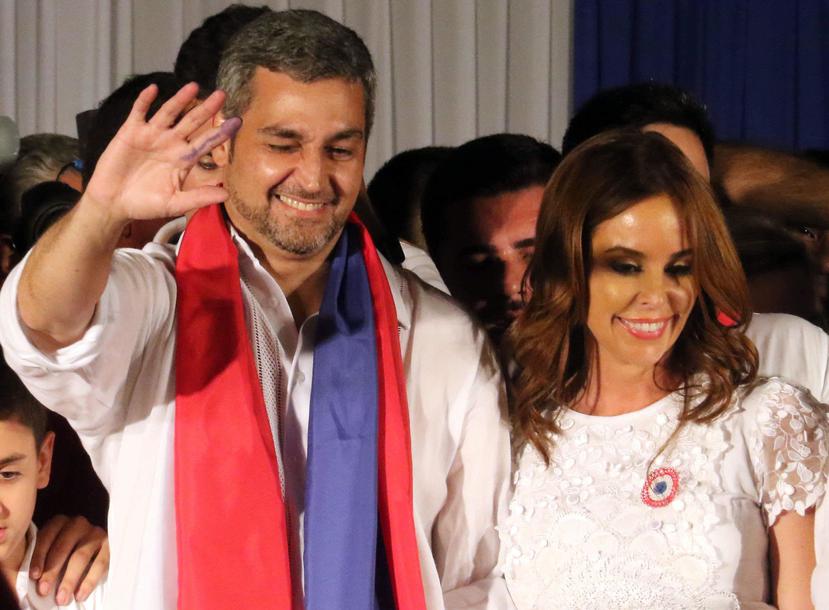 Mario Abdo Benítez (i), presidente electo de Paraguay,  reacciona ante sus seguidores acompañado por su esposa Silvana López (d) (EFE/Andrés Cristaldo).