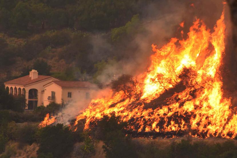 El siniestro estaba contenido en un 60% y se ha convertido en el segundo incendio más grande en la historia de California. (The Associated Press)