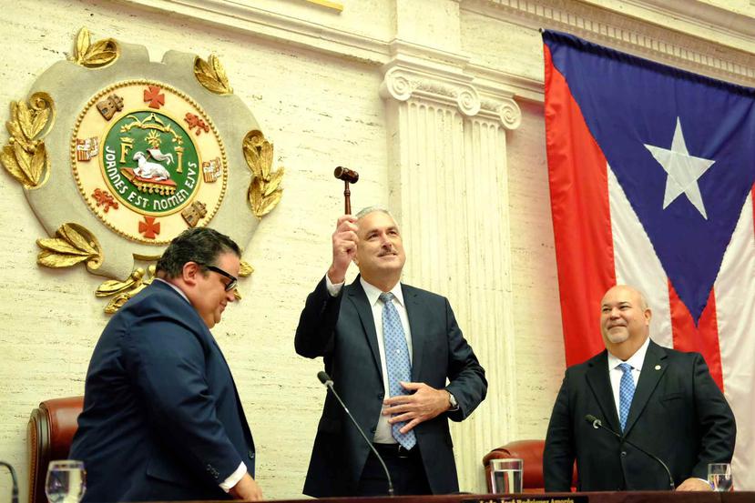 Rivera Schatz levanta el mayete como símbolo de imparcialidad y justicia mientras.