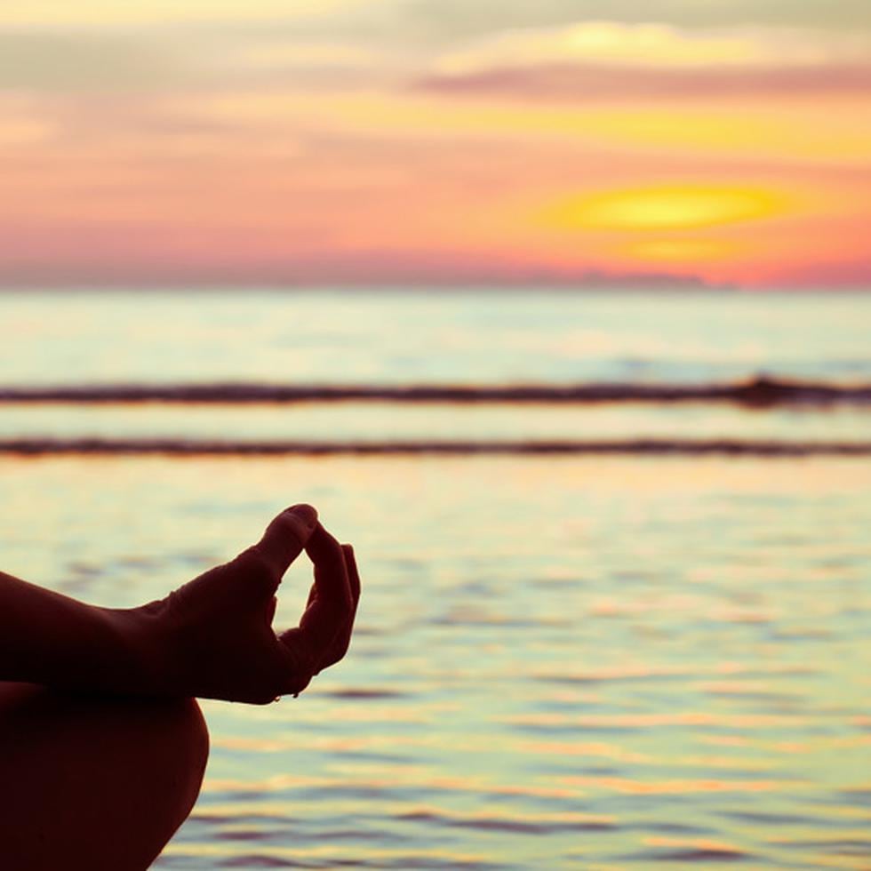 El yoga utiliza diferentes ejercicios conocidos como posturas o "asanas" para fortalecer la mente y el cuerpo. (Shutterstock)