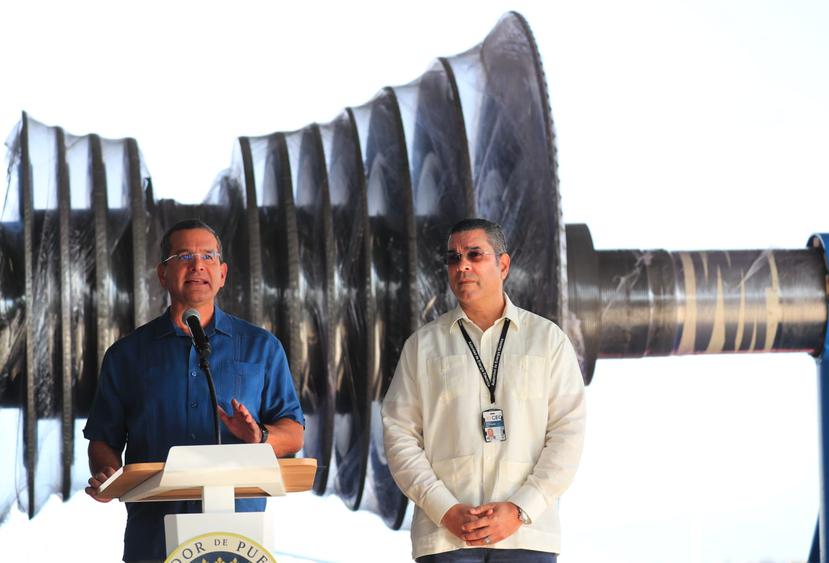 Foto de archivo del gobernador Pedro Pierluisi junto al director ejecutivo de la AEE, Josué Colón.