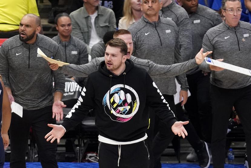 Luka Doncic, de los Mavericks de Dallas, observa a un árbitro desde la banca, durante el primer juego de la serie de playoffs entre su equipo y el Jazz de Utah.