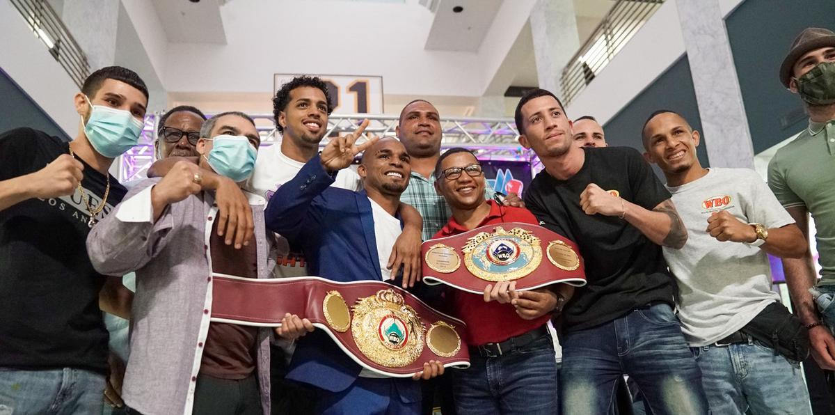 El emotivo momento en el que Jonathan "Bomba" González recibe su cinturón de campeón mundial 