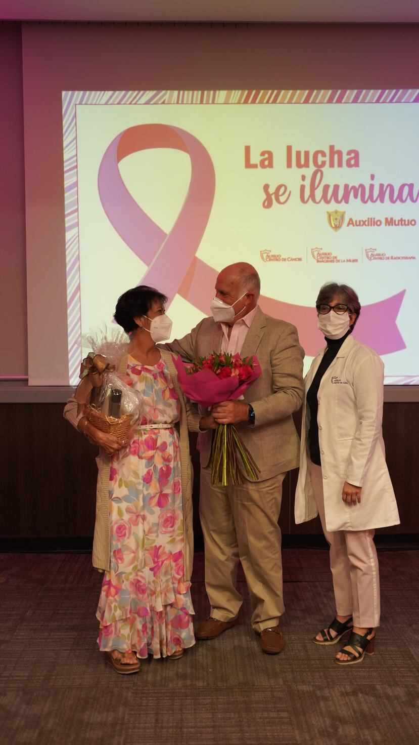 El Hospital Auxilio Mutuo selecciona cada año una madrina del “Encendido Rosa”, en representación de todos los pacientes de cáncer de mama, y este año recayó en Yolanda Rodríguez Nieves, una guerrera inigualable.