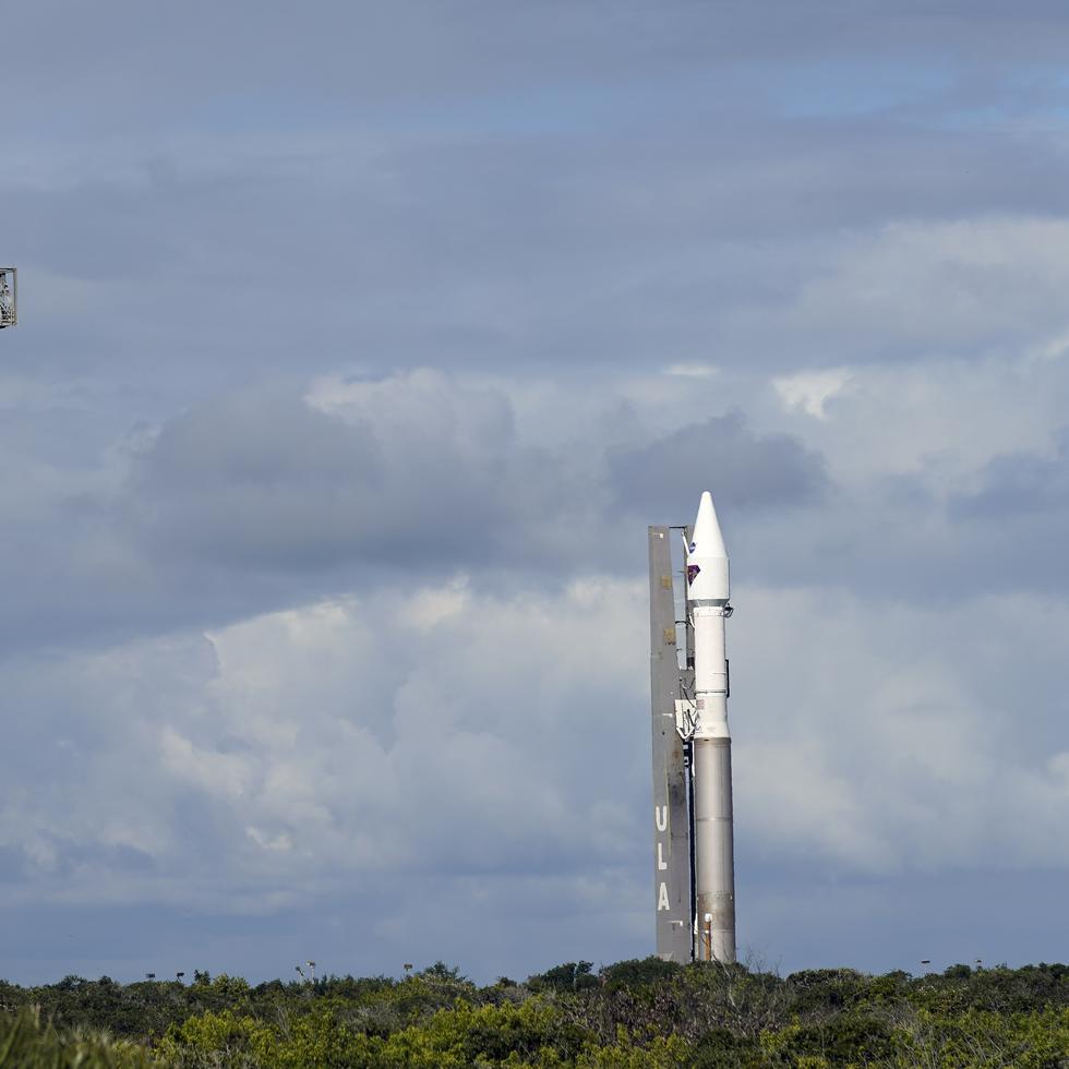 El cohete United Launch Alliance Atlas V con la sonda espacial Lucy en la plataforma de lanzamiento de la NASA en Cabo Cañaveral, Florida.