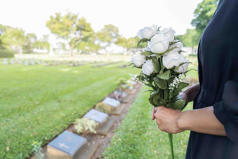Aunque tal vez no podamos tener un funeral igual que lo conocemos, sí necesitamos llevar a cabo ciertos rituales que den la posibilidad de hacer un cierre, si no se pudo estar con el familiar.  (Shutterstock)