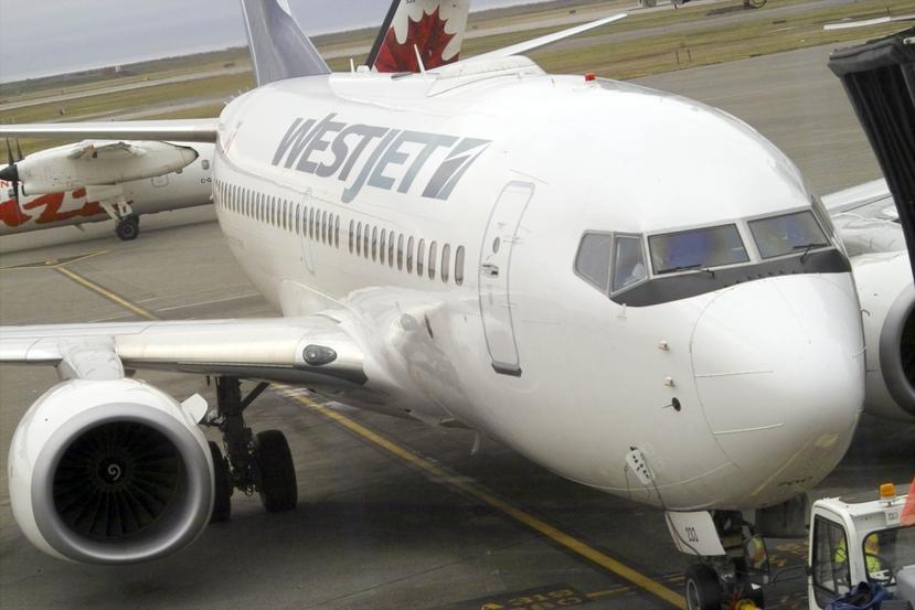El avión de WestJet Airlines estaba a unas 25 millas del aeropuerto cuando el piloto vio la luz. (Bloomberg News Archivo)