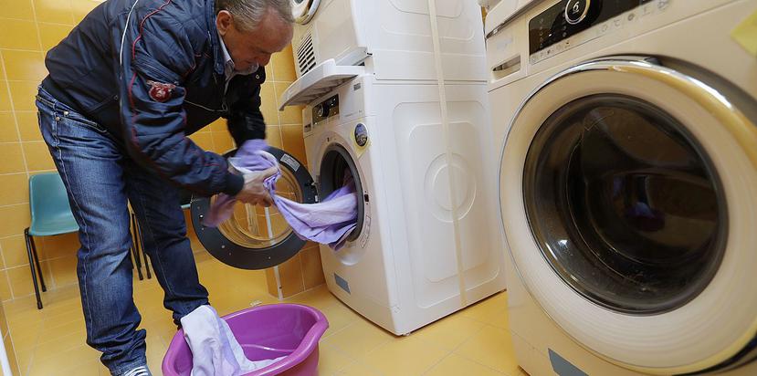 Ciro Guardaccione lava su ropa en la nueva lavandería. (AP)