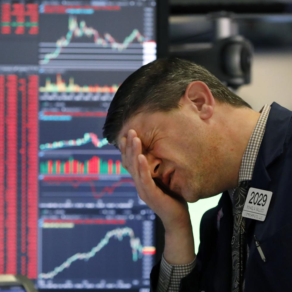 El S&P 500, el barómetro más seguido para medir la salud de Wall Street, cayó 3.9%. Eso es 21.8% por debajo del récord que fijó este año y lo coloca ahora en un mercado bajista. Mientras que el Dow cayó 2.8% y el Nasdaq, que ya estaba en ese territorio bajista, cayó 4.7%.