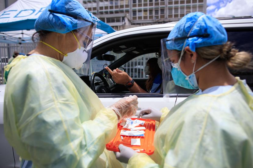 Foto de archivo que muestra voluntarios del Colegio de Médicos Cirujanos de Puerto Rico tomando muestras para practicar pruebas de COVID-19.