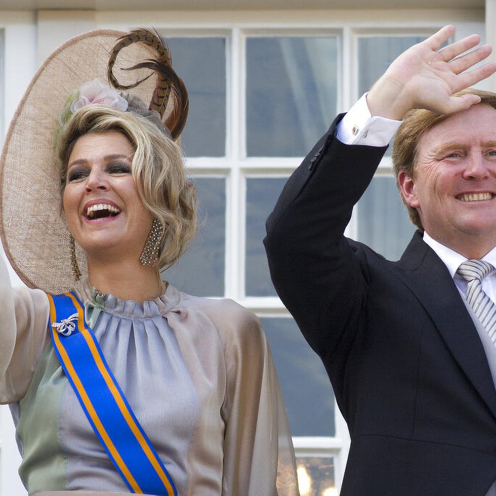 El rey holandés Guillermo Alejandro y la reina Máxima, desde el balcón en el palacio real de Noordeinde en La Haya, Holanda.