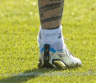 Detalle del tobillo del delantero argentino Lionel Messi durante un entrenamiento de su selección este lunes en el campo de fútbol de la Universidad de Catar.