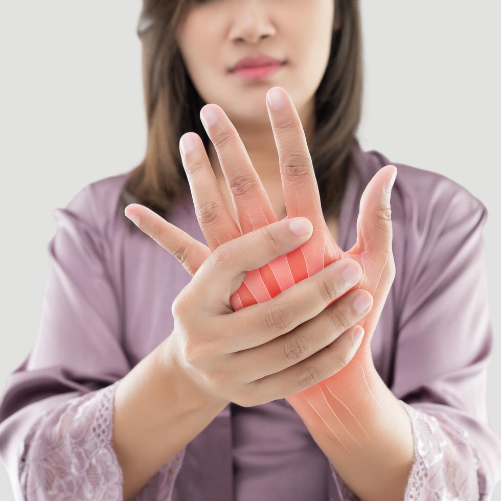 La artritis reumatoide es un tipo de trastorno autoinmune que causa dolor, hinchazón y rigidez en las articulaciones, en especial en las manos.