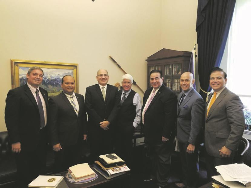 Los miembros de la Coalición del Sector Privado tuvieron alrededor de 20 reuniones en la Casa Blanca, el Tesoro y el Congreso. En la foto, junto al congresista republicano Rob Bishop (al centro). (Suministrada)