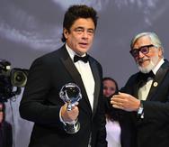 Benicio del Toro sujeta el Premio Presidencial del Festival Internacional Karlovy Vary.