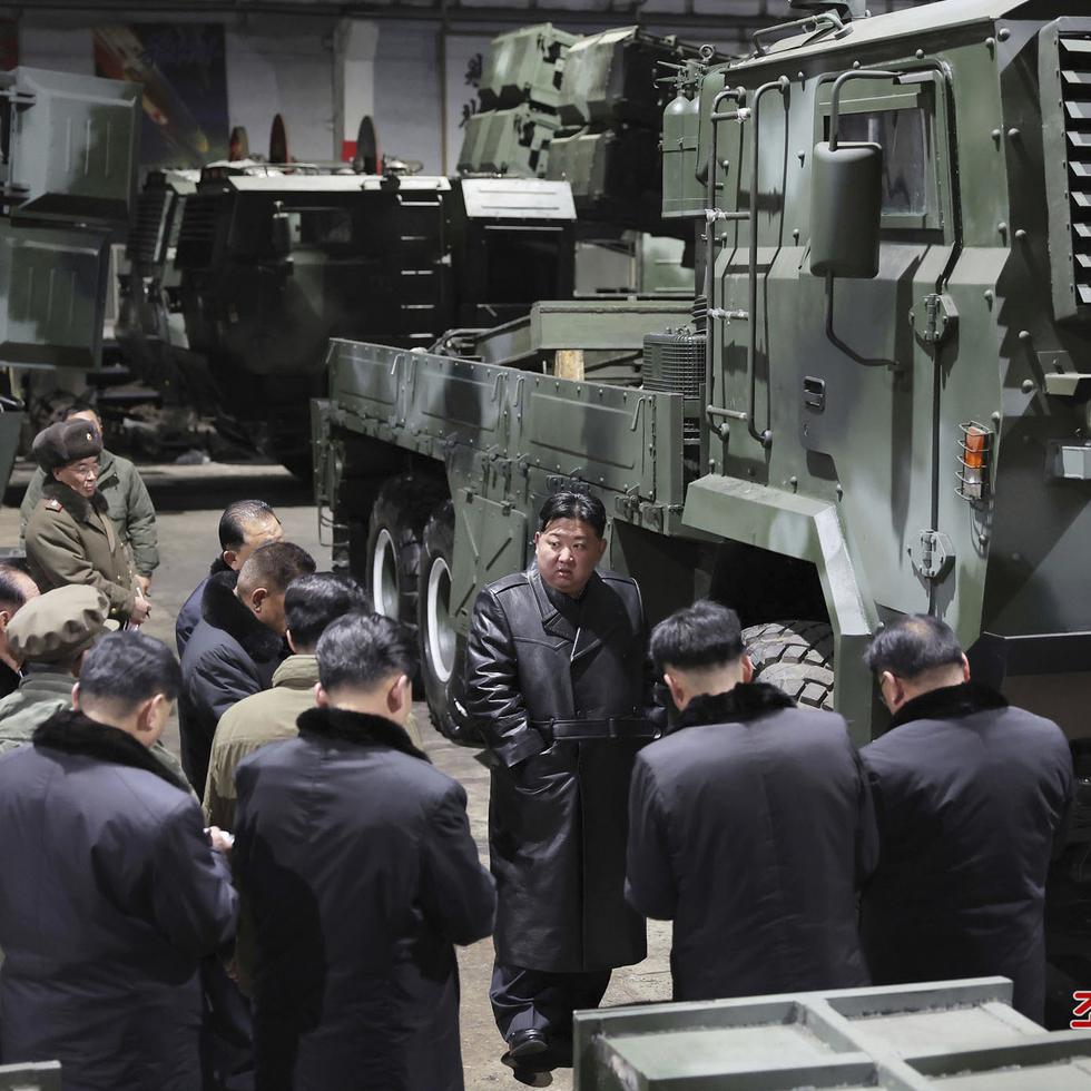 Durante su visita a fábricas de municiones esta semana, Kim dijo que ha llegado el momento de definir a Corea del Sur “como el estado más hostil” hacia el Norte por sus prolongados intentos de derrocar el sistema socialista vigente en la hermética nación.