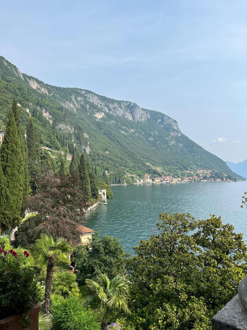 Además de su entorno natural, el Lago di Como cuenta con una serie de pueblos encantadores que merecen ser visitados. Bellagio, Varenna y Menaggio son solo algunos de estos rincones que parecen estar detenidos en el tiempo. 
